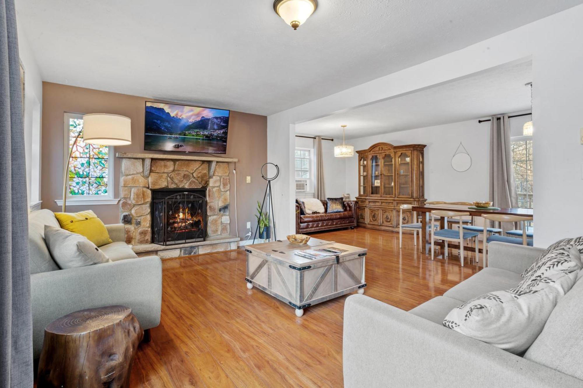 3bd 3ba Stylish & Modern Near Camelback * Long Pond